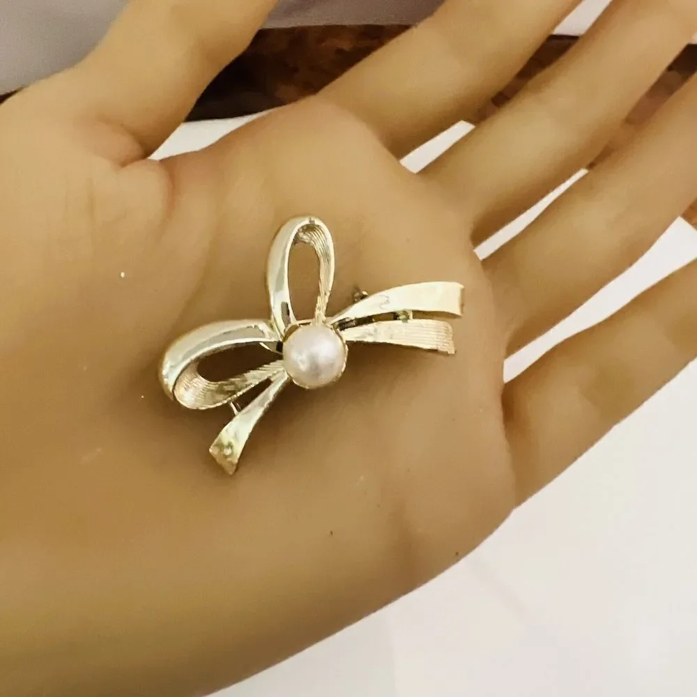 Vintage Gerry's Brooch Gold Tone Small Bow Ribbon Faux Pearl Signed 1456